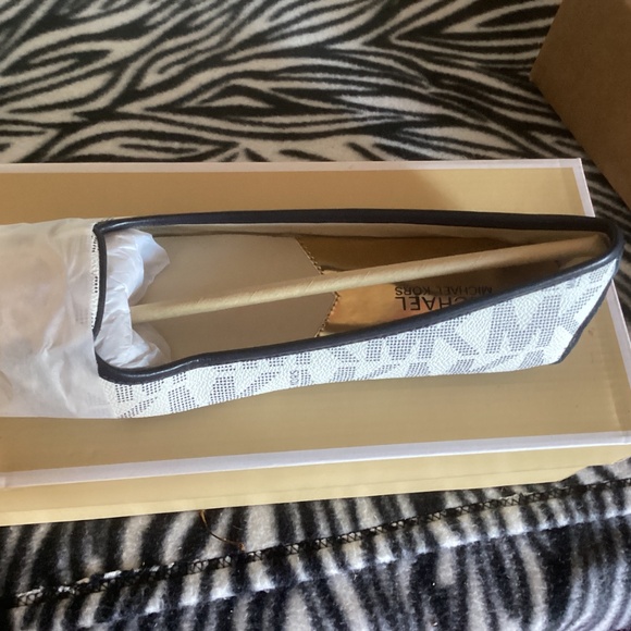 NIB Micheal Kors Fulton Moc white navy PVC Size 8.5 - Picture 6 of 6